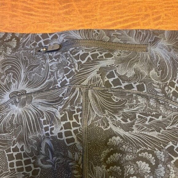 Lululemon 3/4 Leggings Size 6 - Picture 7 of 7